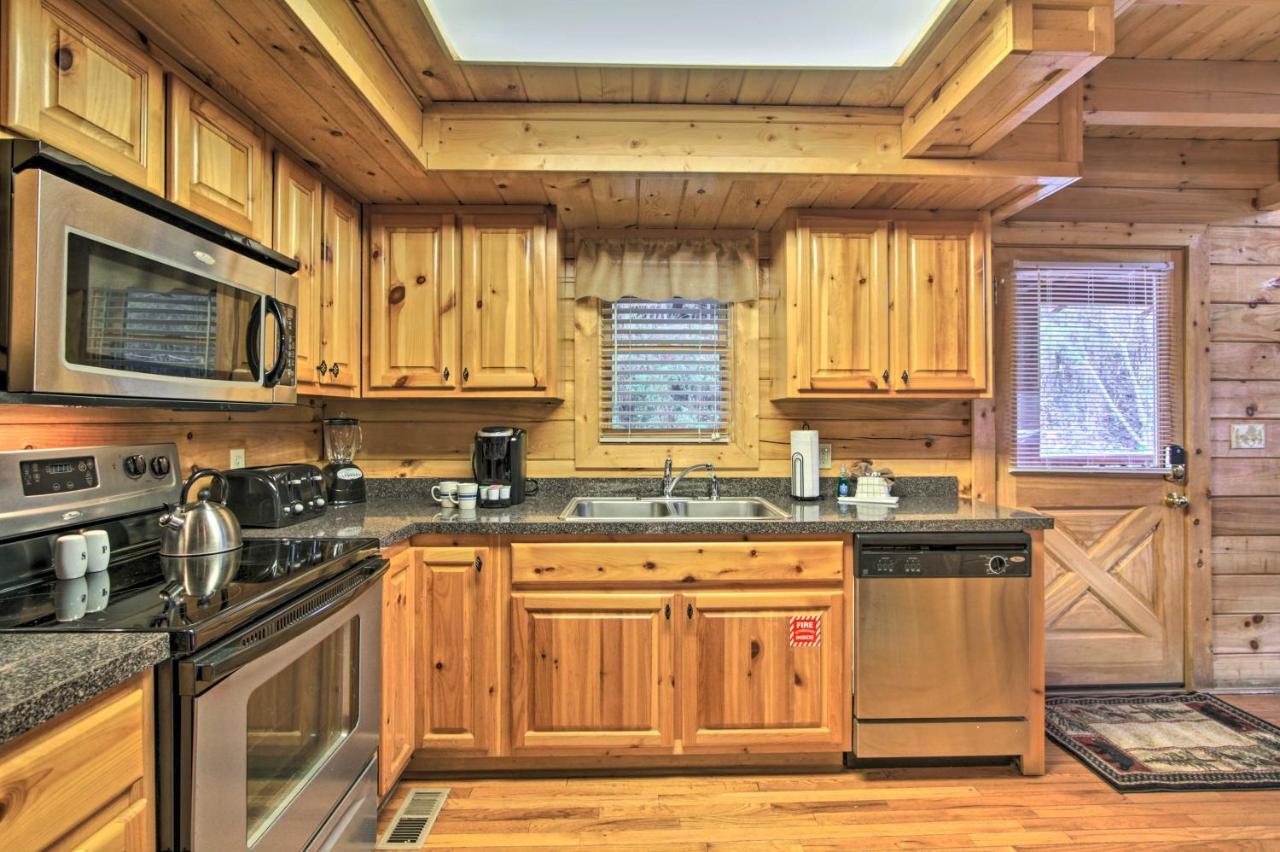 Romantic Cabin With Hot Tub In Pigeon Forge! Экстерьер фото