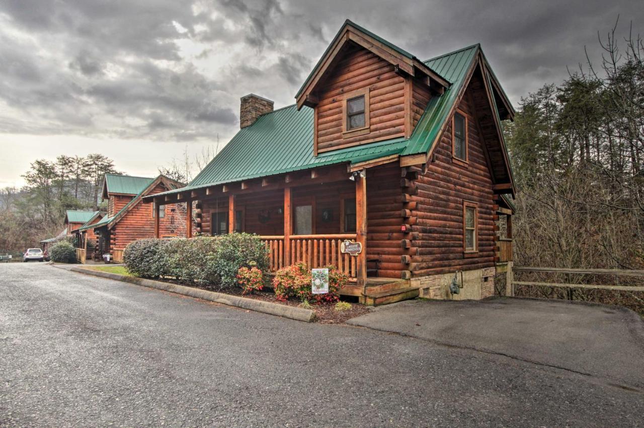 Romantic Cabin With Hot Tub In Pigeon Forge! Экстерьер фото