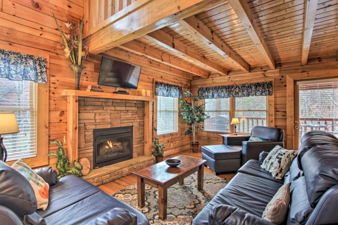 Romantic Cabin With Hot Tub In Pigeon Forge! Экстерьер фото