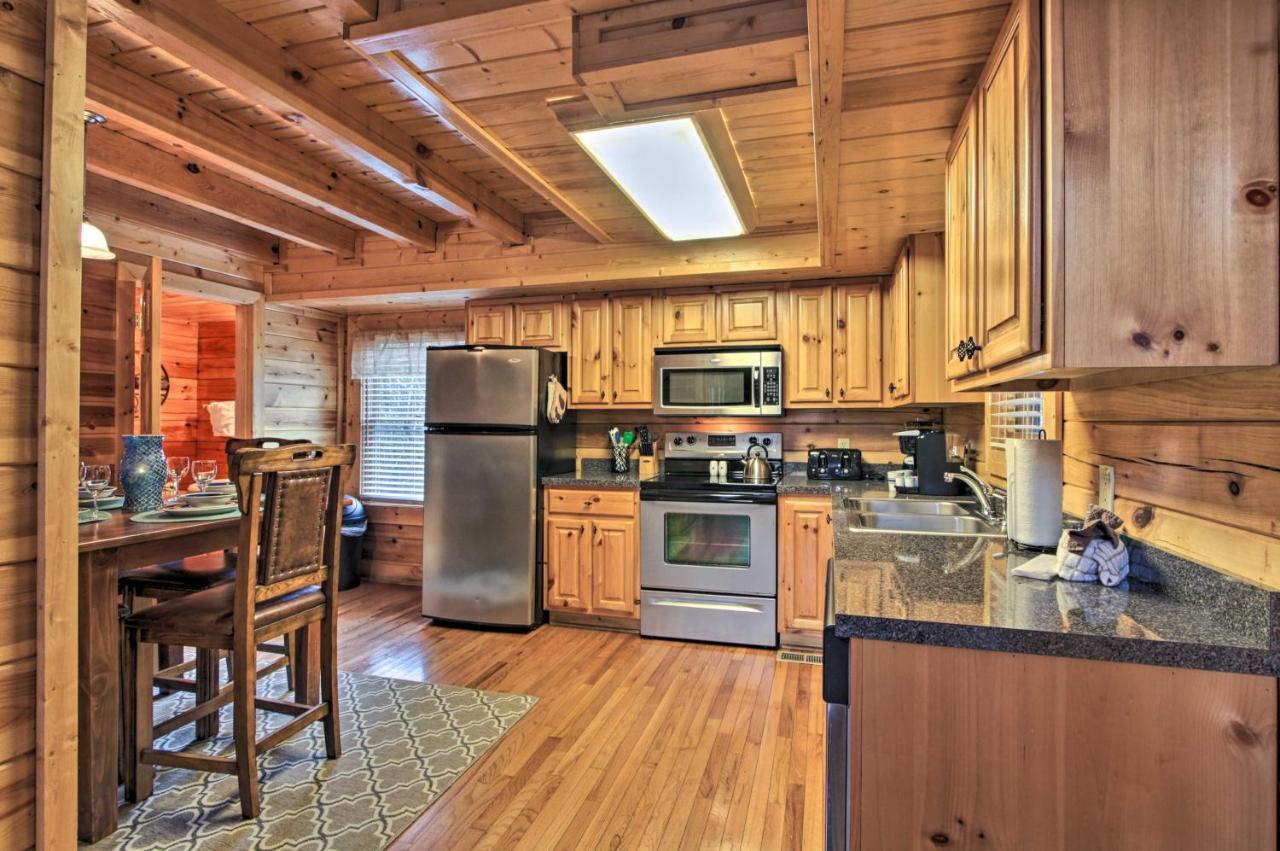 Romantic Cabin With Hot Tub In Pigeon Forge! Экстерьер фото
