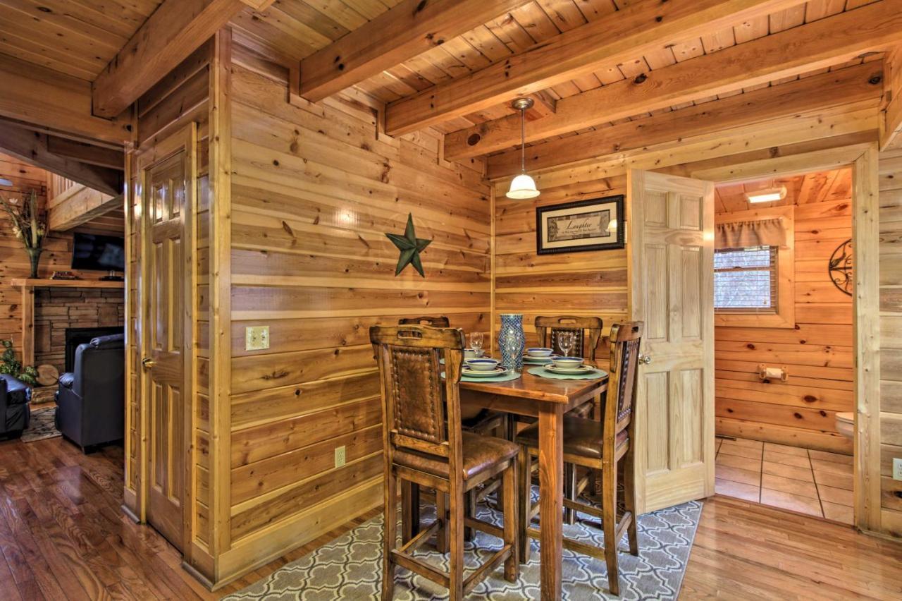 Romantic Cabin With Hot Tub In Pigeon Forge! Экстерьер фото