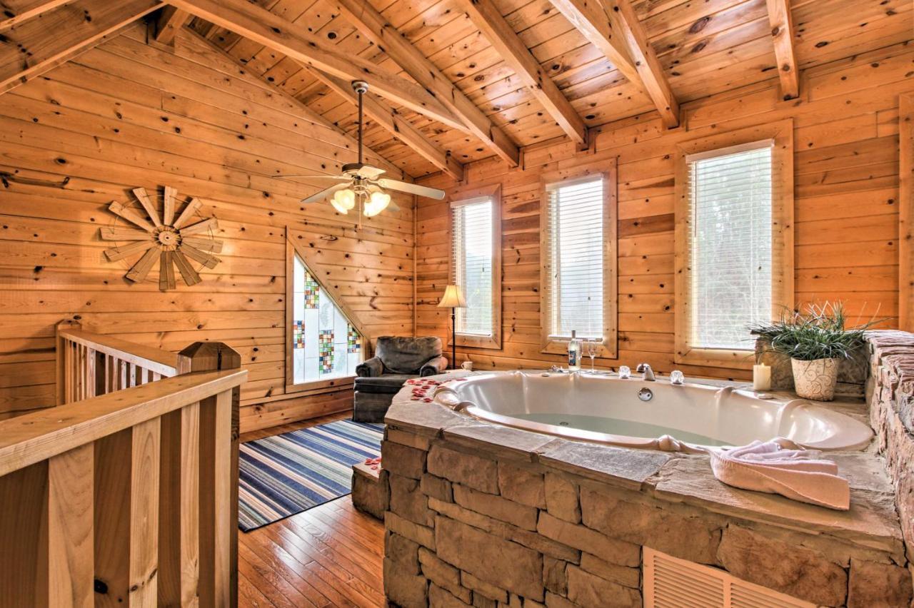 Romantic Cabin With Hot Tub In Pigeon Forge! Экстерьер фото