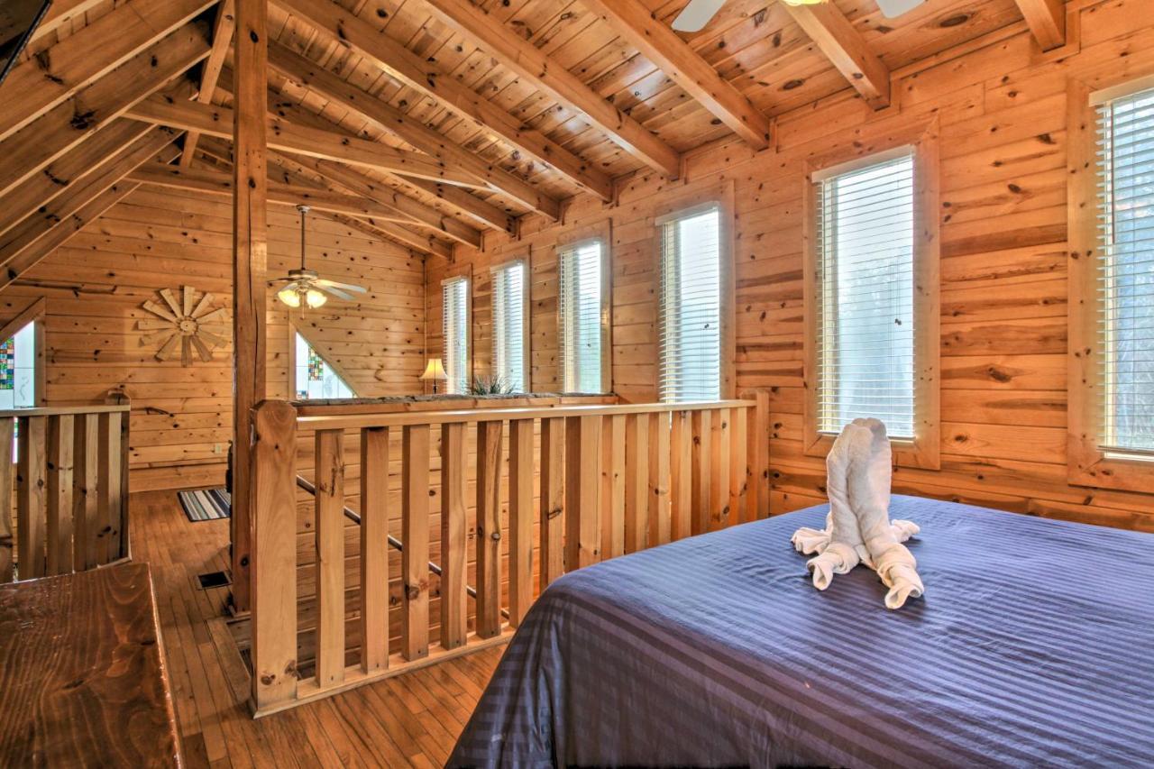 Romantic Cabin With Hot Tub In Pigeon Forge! Экстерьер фото
