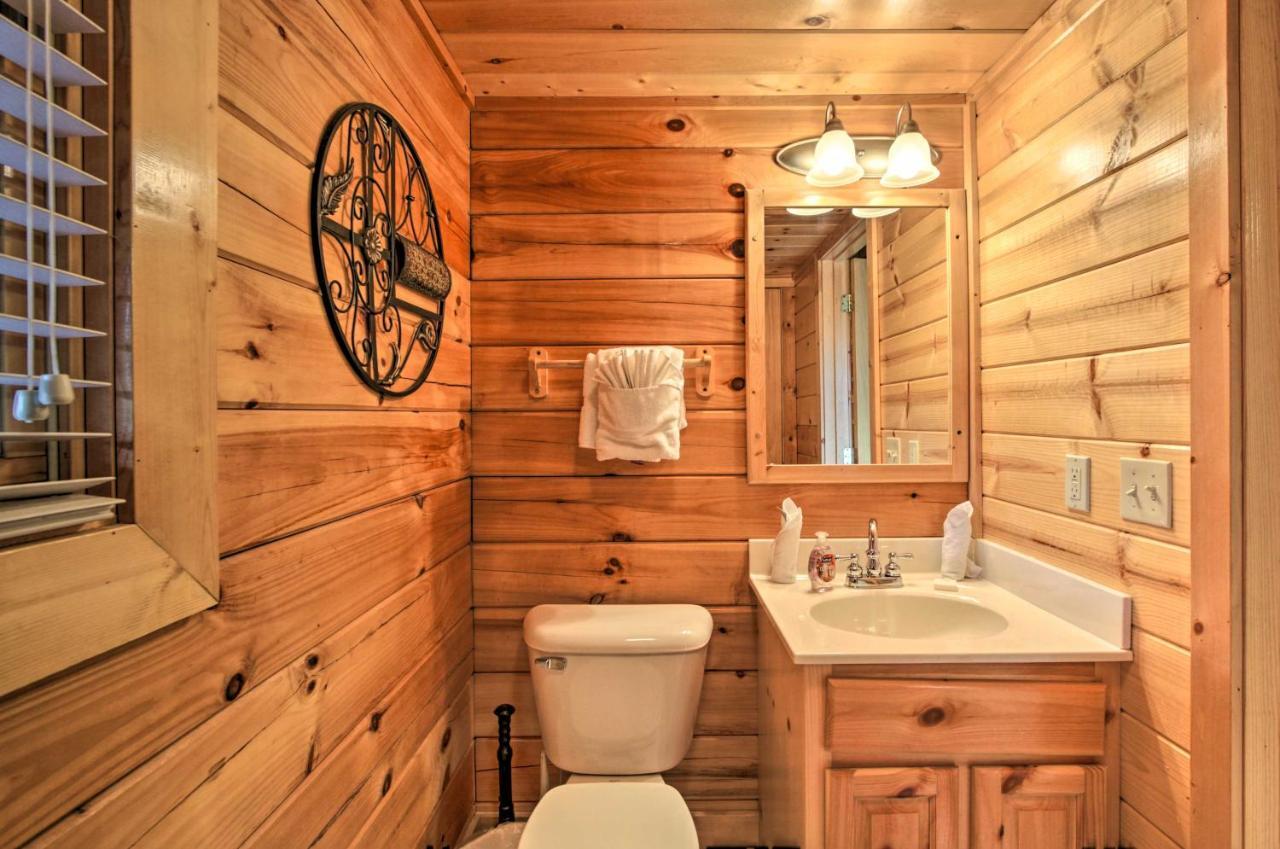 Romantic Cabin With Hot Tub In Pigeon Forge! Экстерьер фото