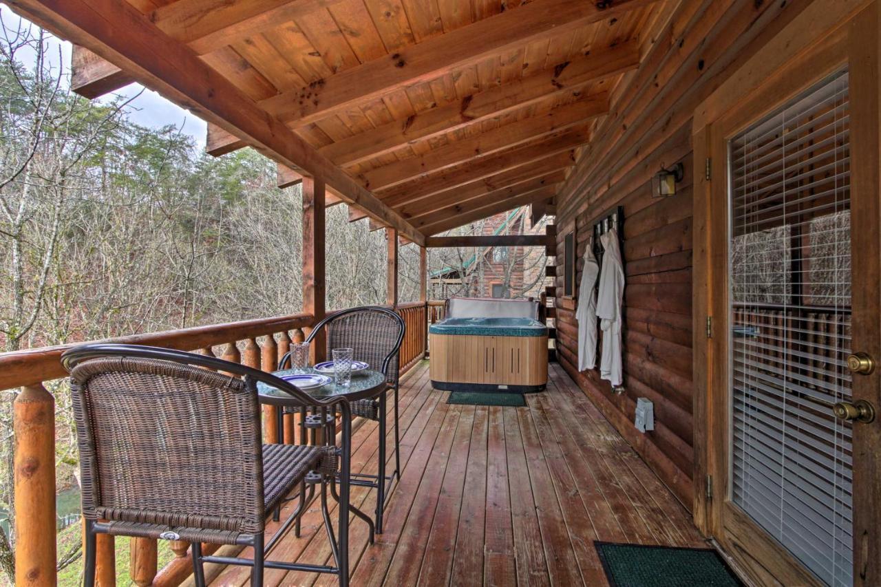 Romantic Cabin With Hot Tub In Pigeon Forge! Экстерьер фото