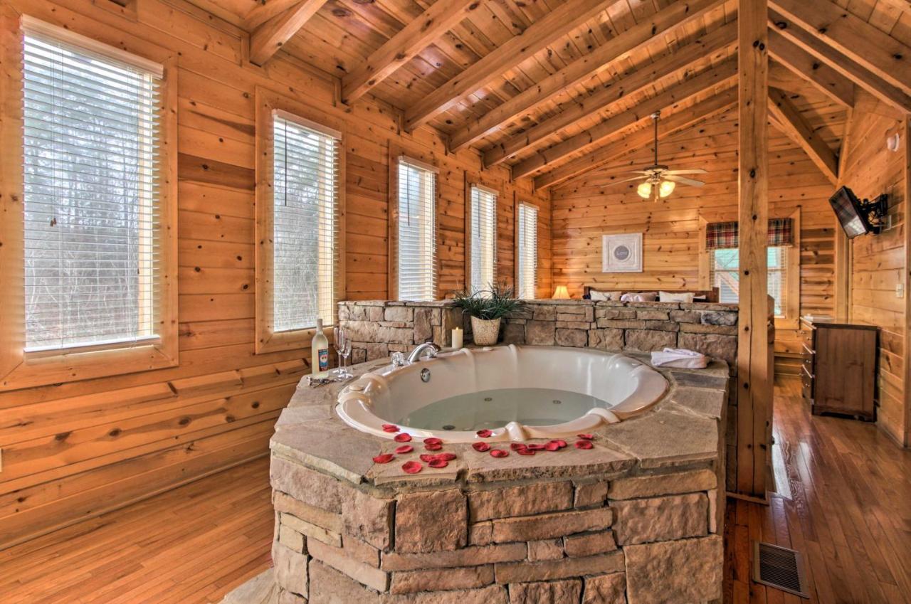 Romantic Cabin With Hot Tub In Pigeon Forge! Экстерьер фото