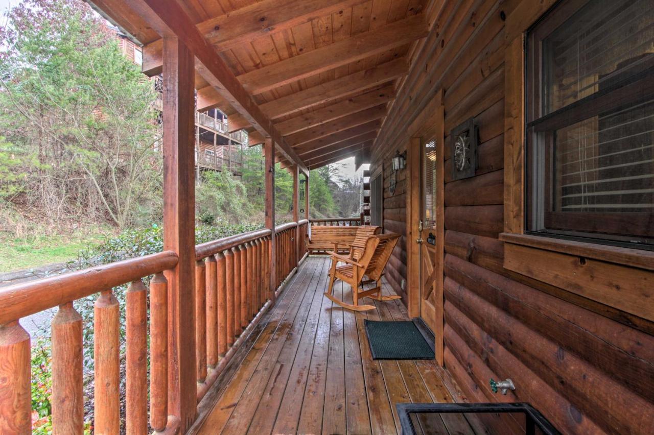 Romantic Cabin With Hot Tub In Pigeon Forge! Экстерьер фото