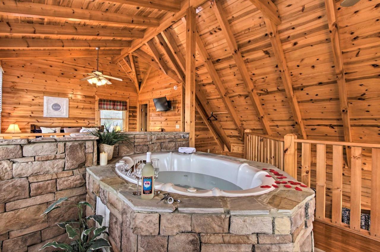 Romantic Cabin With Hot Tub In Pigeon Forge! Экстерьер фото