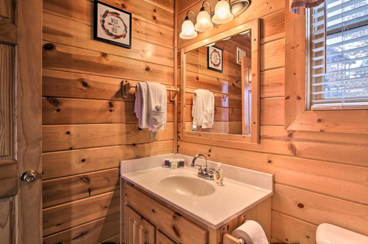 Romantic Cabin With Hot Tub In Pigeon Forge! Экстерьер фото